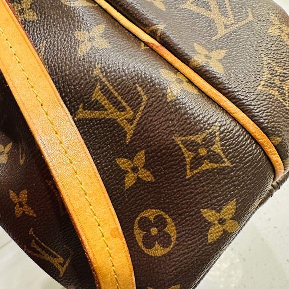 Louis Vuitton Crossbody - Picture 9 of 11